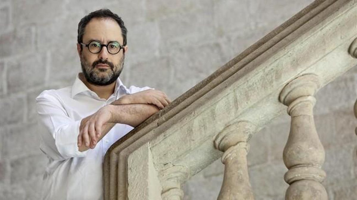 Antonio Baños posa per a una entrevista amb motiu de la publicació del seu llibre ’Posteconomía’. Antonio Baños posa per a una entrevista amb motiu de la publicació del seu llibre ’Posteconomía’.