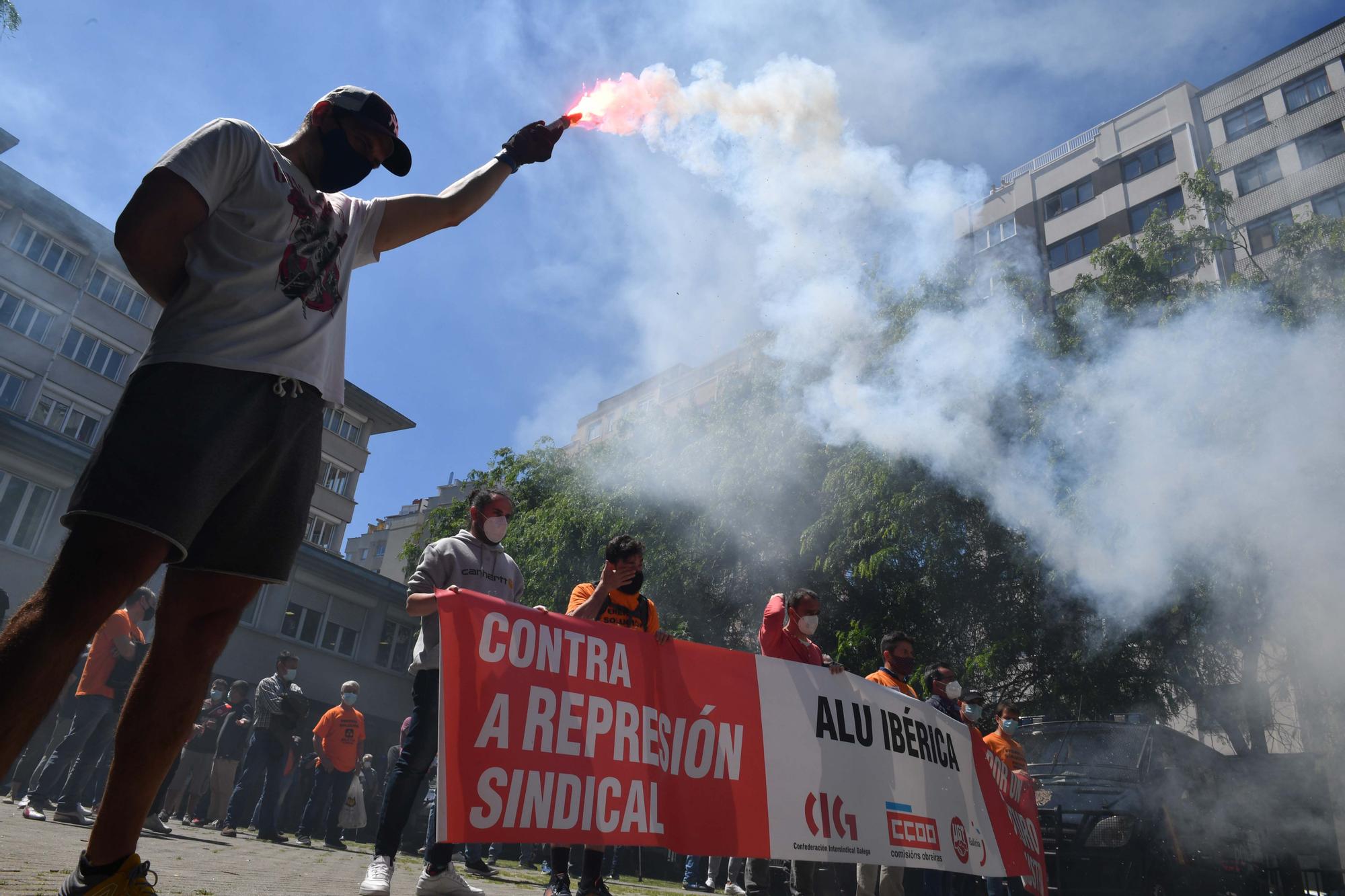 Decenas de trabajadores de Alu Ibérica se concentran ante la Audiencia de A Coruña