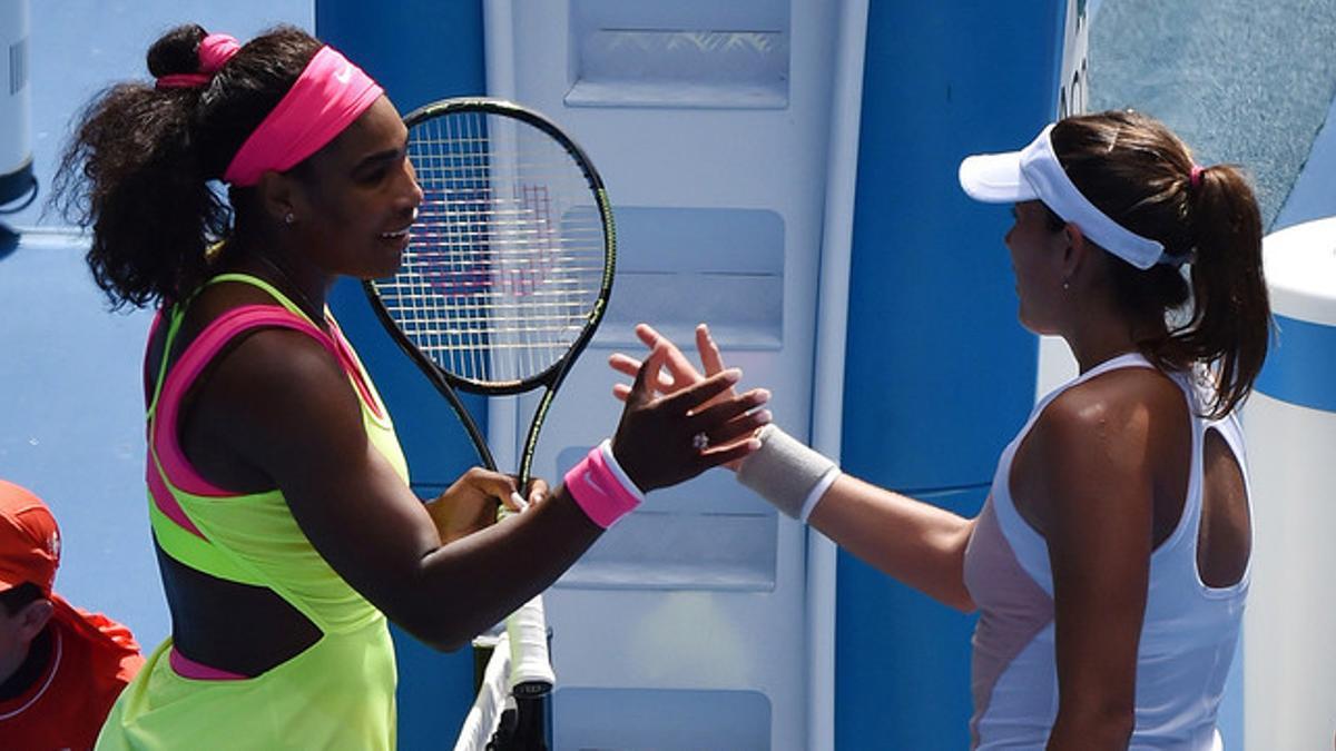 Garbiñe Muguruza felicita a Serena Williams tras perder ante la estadounidense en octavos de final del Abierto de Australia, en Melbourne