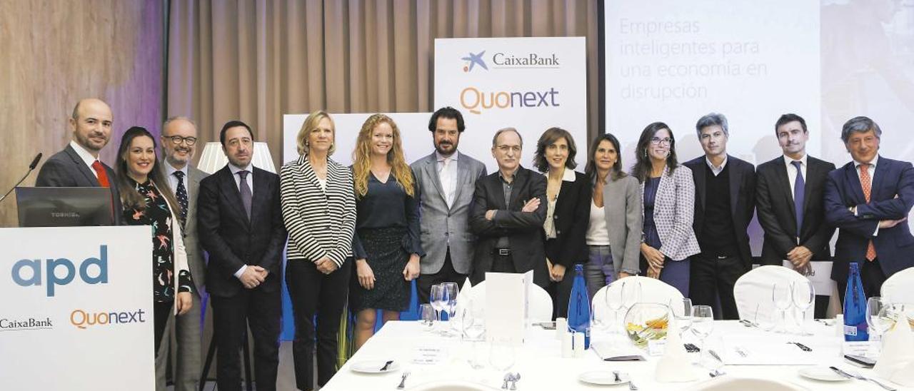 Organizadores y asistentes a la charla posan con Pilar López antes del coloquio.