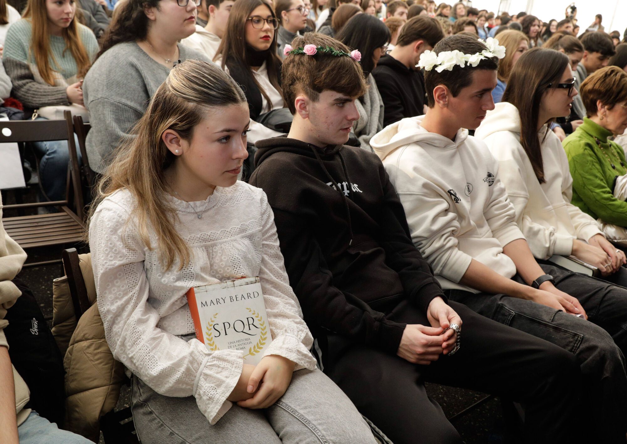 EN IMÁGENES: La "amazona" Mary Beard fascinada en su encuentro con estudiantes en Gijón: "A Nerón le habrían encantado las redes sociales"