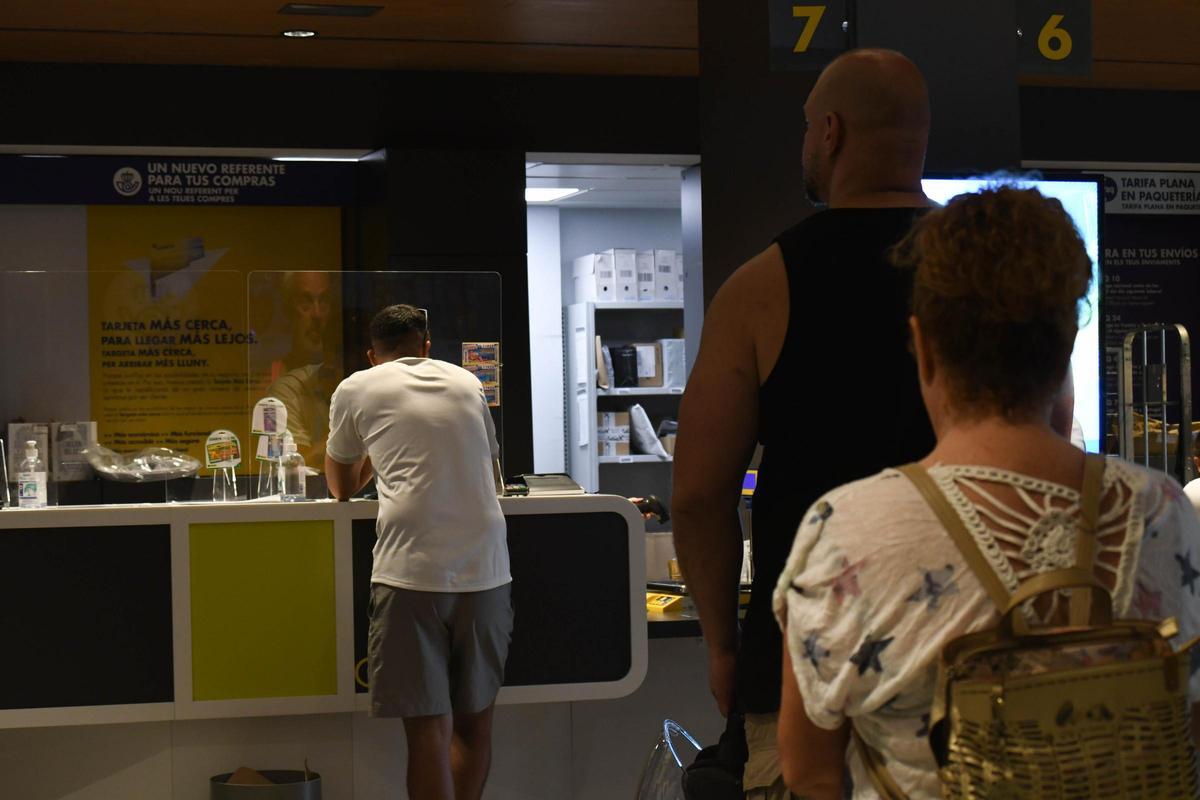 Imagen de archivo de usuarios en la Oficina de Correos de Ibiza.