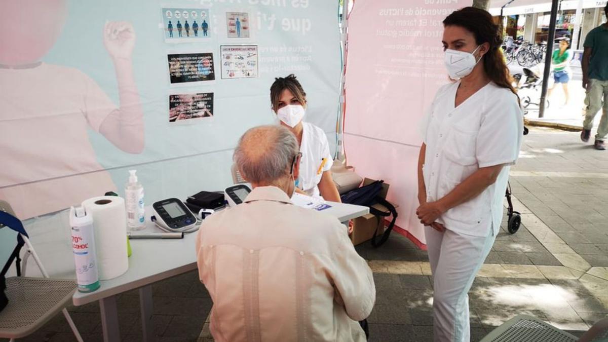 Una persona recibe información en la carpa de la Rambla.