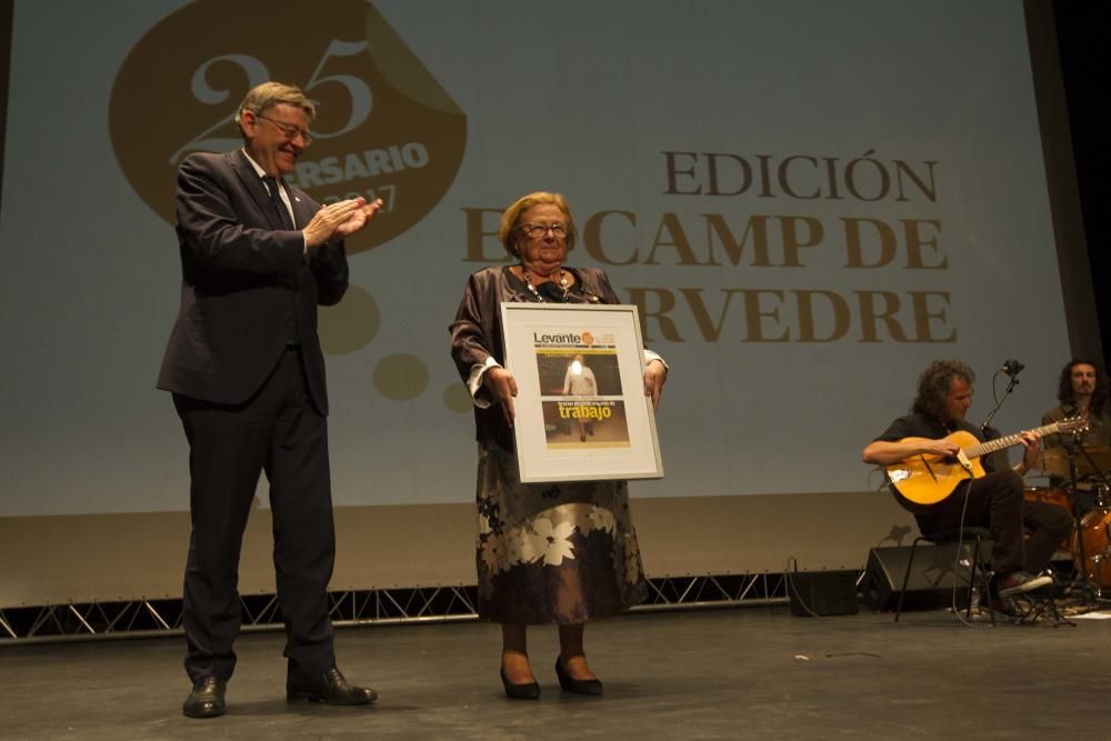 El presidente de la Generalitat, Ximo Puig, fue el encargado de entregar el premio a la doctora Carmen Leal, por su trayectoria.