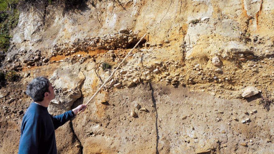 Uno de los investigadores muestra la erosión de un perfil en la isla de Ons. // CSIC