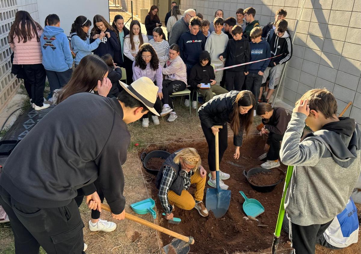 El alumnado recrea la exhumación de los cuerpos de una fosa común.n
