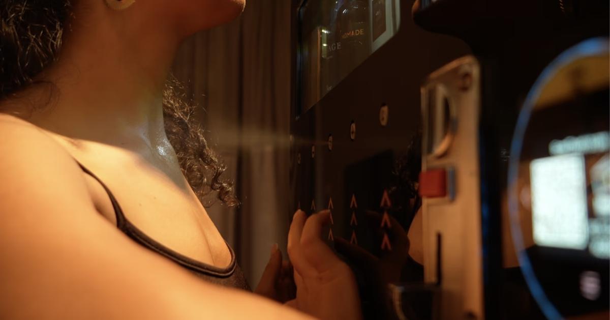 Esta curiosa máquina expendedora no ofrece frascos de perfumes, sino que dispensa pulverizaciones