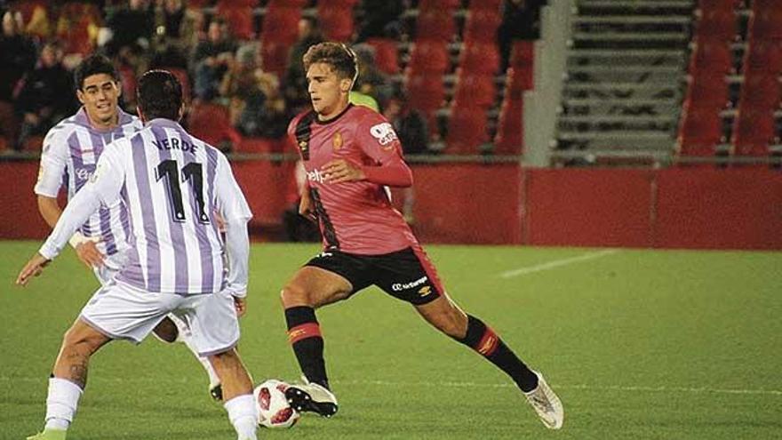 Pablo Ramón conduce el balón en el duelo ante el Valladolid.