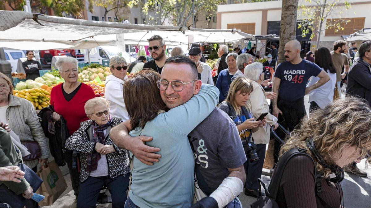 VÍDEO | Concentración en el mercado de Pere Garau contra a la agresión homófoba sufrida por un comerciante: "No quiero venganza, solo estar tranquilo"