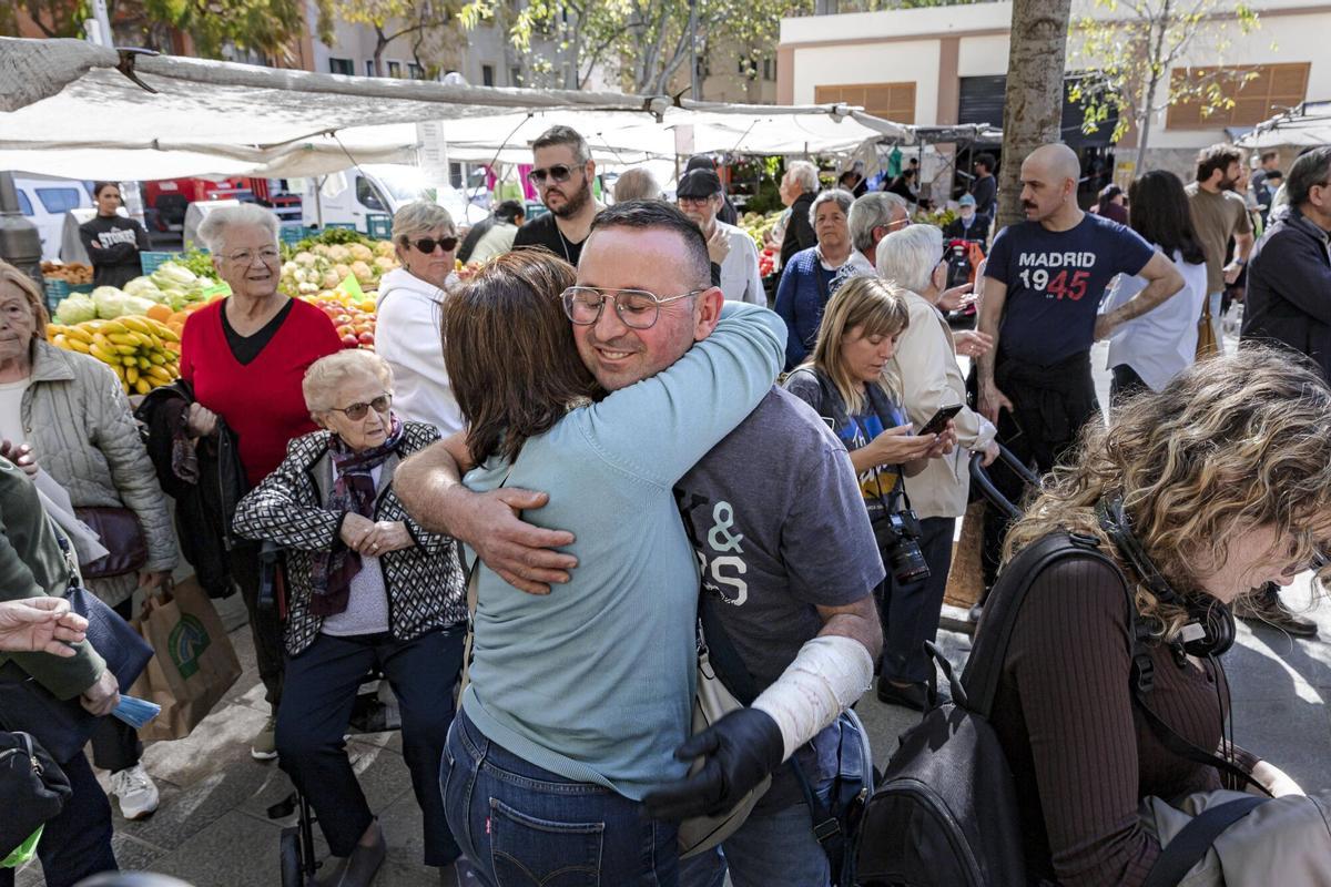 Así ha sido la concentración en el mercado de Pere Garau en repulsa al ataque homófobo que sufrió un comerciante
