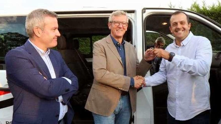 Alfonso Rueda entrega la llave de la furgoneta al club. // A. Hernández