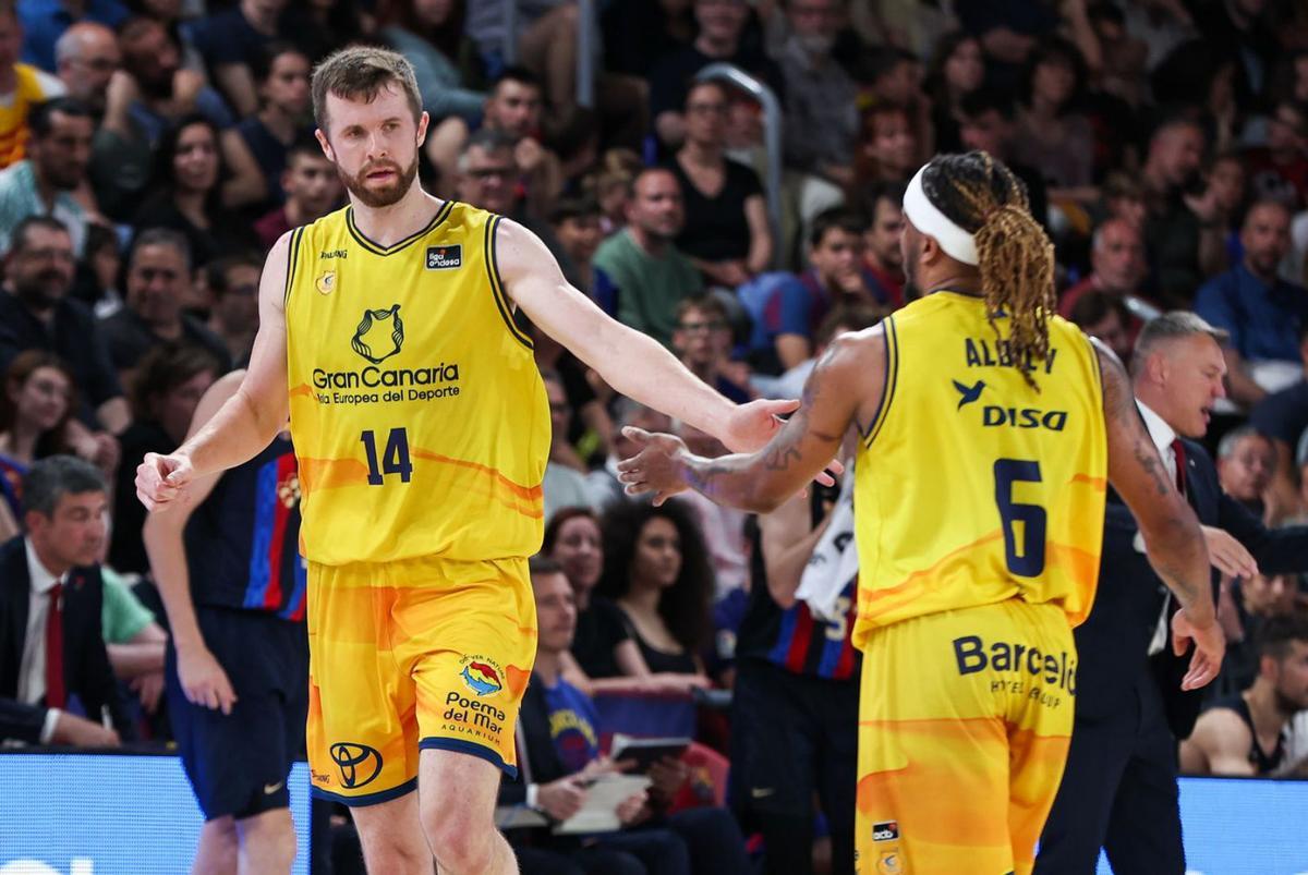 John Shurna choca la mano contra Andrew Albicy en el partido del sábado disputado en el Palau Blaugrana.