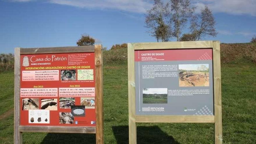 Paneles informativos de la excavación del Castro de Doade.