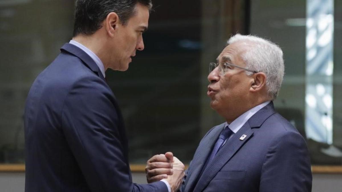 El presidente del Gobierno, Pedro Sánchez, y el primer ministro de Portugal, el socialista António Costa, este 25 de marzo de 2022 durante la reunión del Consejo Europeo, en Bruselas.