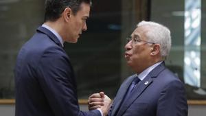 El presidente del Gobierno, Pedro Sánchez, y el primer ministro de Portugal, el socialista António Costa, este 25 de marzo de 2022 durante la reunión del Consejo Europeo, en Bruselas.