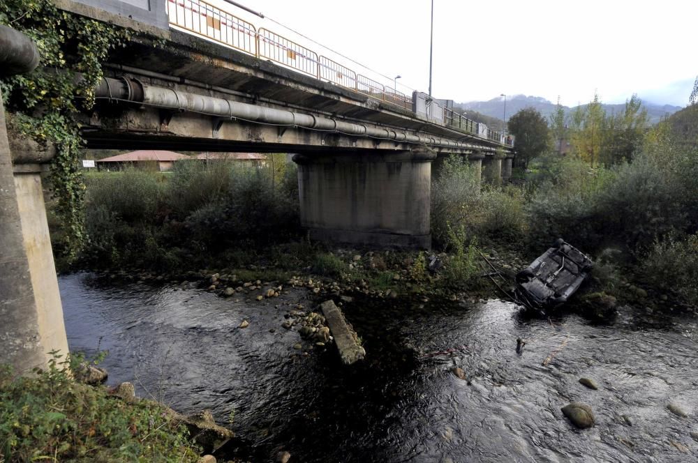 Caída de un coche desde el puente de La Chalana