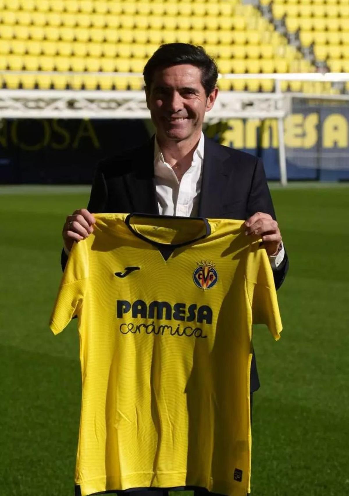 Marcelino posa con una camiseta del Villarreal CF.