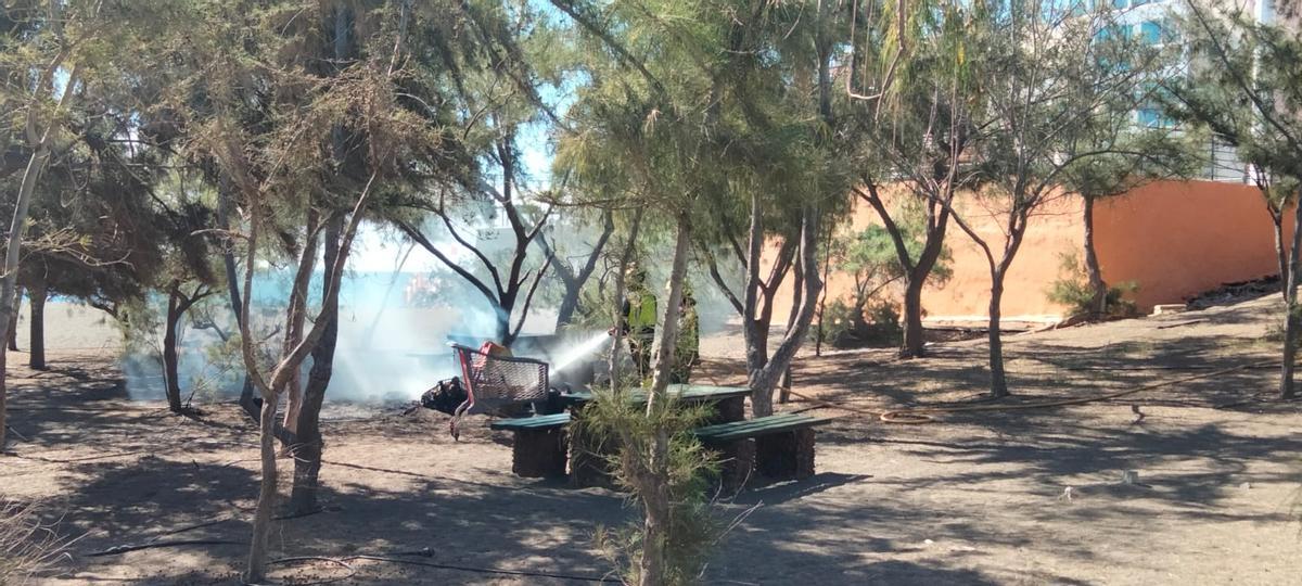 Bomberos extinguen el conato de incendio en Melenara