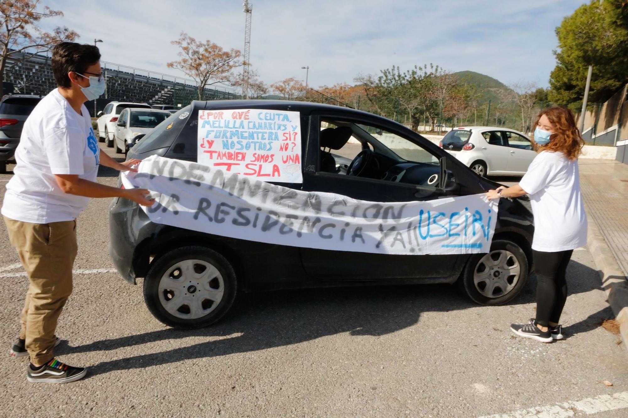 Una caravana reclama en las calles de Ibiza mejoras salariales para los sanitarios