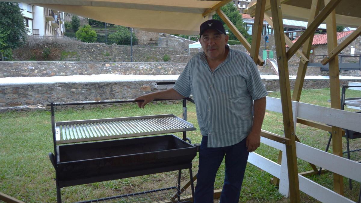 José Gordón con una de las parrillas situadas en el Prao del Molín este fin de semana.