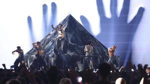 BENIDORM, 13/02/2026.- Actuación de MAYO en la segunda semifinal del Benidorm Fest que se celebra este jueves en la localidad alicantina. EFE/RTVE/Roberto Moreno Moya SOLO USO EDITORIAL/SOLO DISPONIBLE PARA ILUSTRAR LA NOTICIA QUE ACOMPAÑA (CRÉDITO OBLIGATORIO)