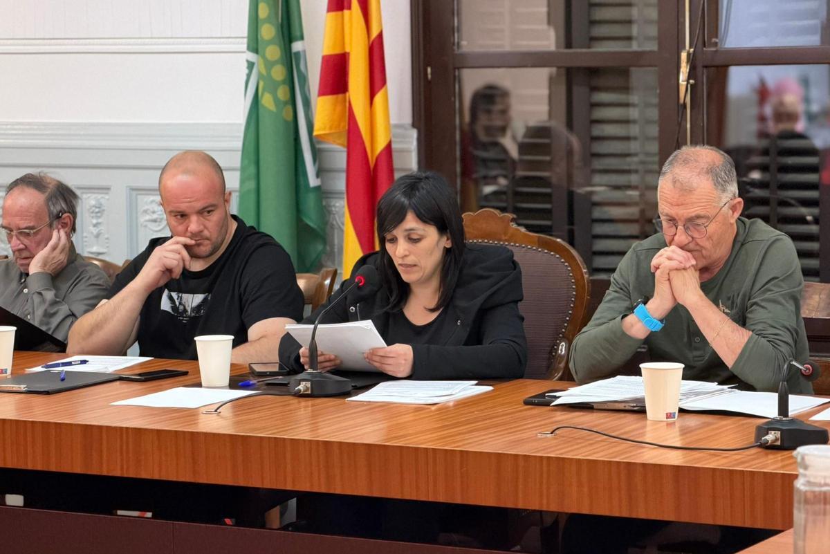 L'alcaldessa de Ripoll, Sílvia Orriols, amb alguns dels regidors del seu partit al ple.