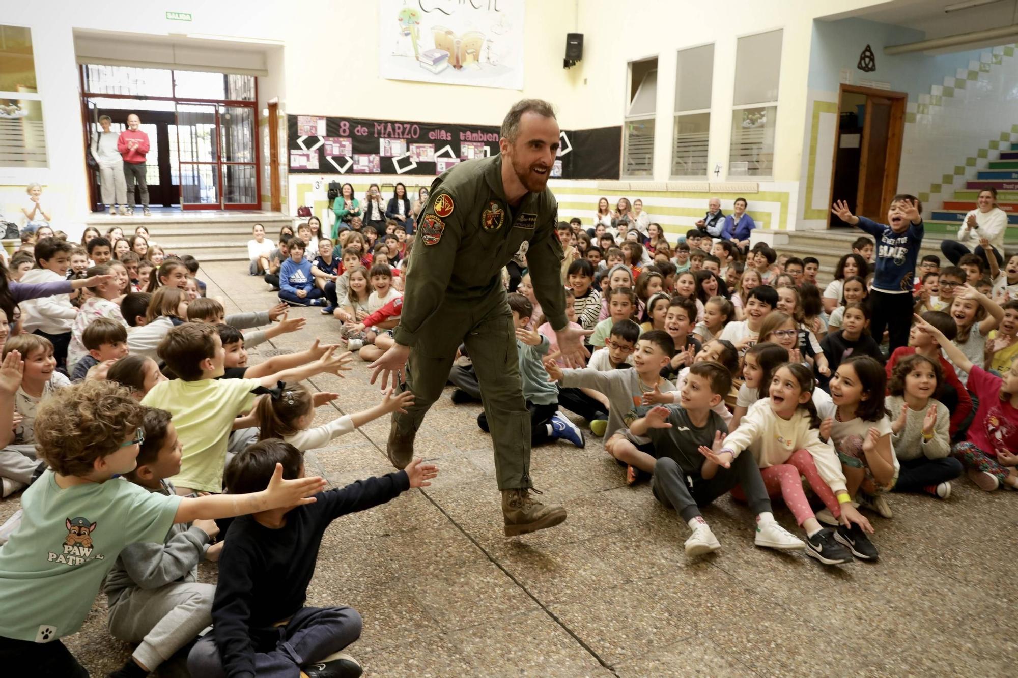 La visita del capitán del Ejército del Aire Borja Entrialgo al colegio Clarín, en imágenes