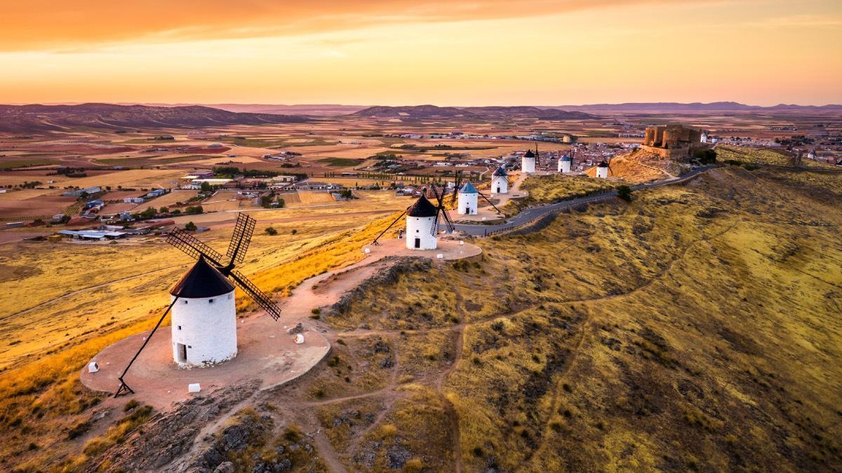 La llanura manchega coronada de molinos de viento que se considera "la capital mundial del azafrán"