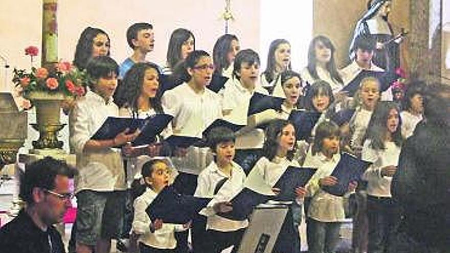 Actuación del Coro del Colegio Público Río Sella.