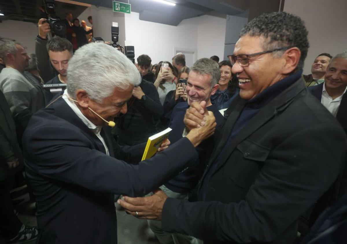 El brasileño saluda a Nando y a Bebeto. |  Iago López