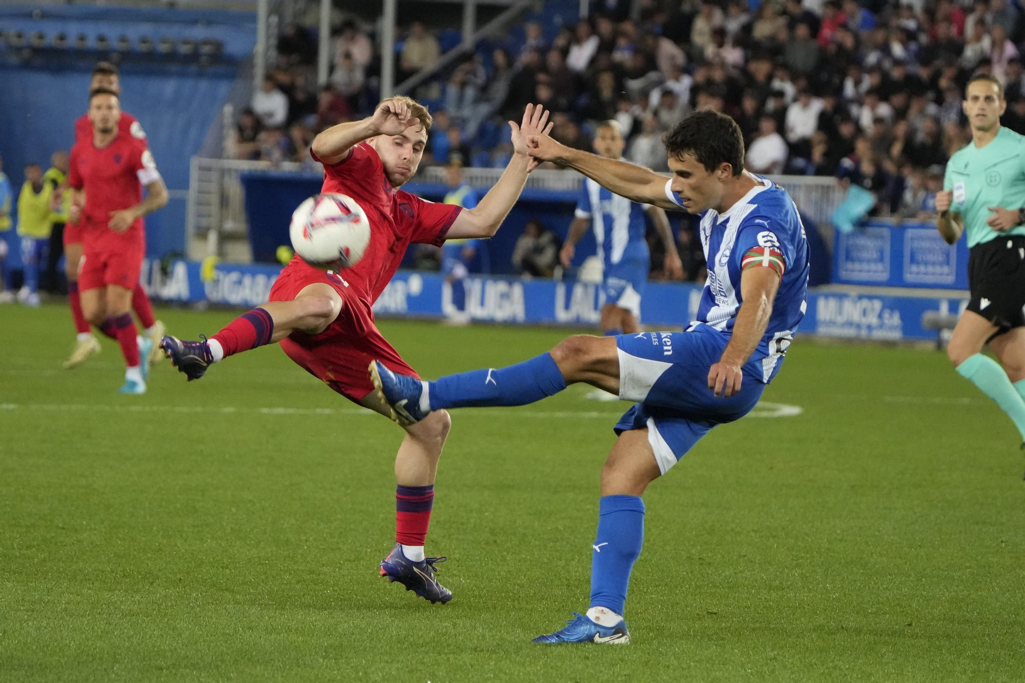 VITORIA-GASTEIZ, 20/09/2024.- El centrocampista del Sevilla, Peque Fernández (i), disputa el balón ante el centrocampista del Alavés, Ander Guevara, durante el partido de la jornada 6 de LaLiga EA Sports, entre el Deportivo Alavés y el Sevilla FC que se disputa este viernes, en el estadio de Mendizorrotza de Vitoria-Gasteiz. EFE/ Adrián Ruiz Hierro