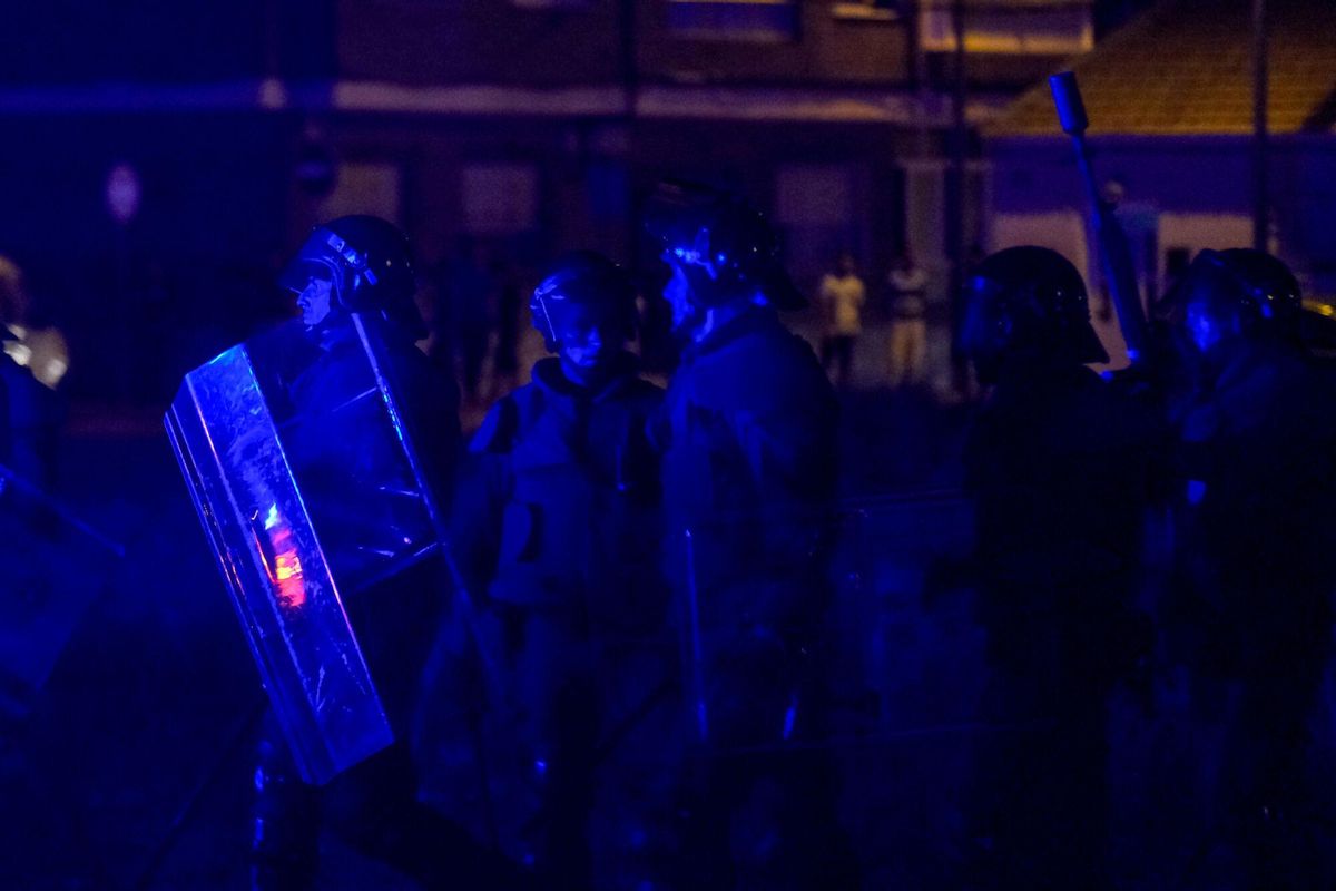 Miembros de la Guardia Civil se han desplegado en la noche de hoy lunes en el barrio de San Antonio de Torre Pacheco, Murcia, donde desde hace tres días nueve personas han sido detenidas por los disturbios nocturnos. EFE/ Pablo Miranzo