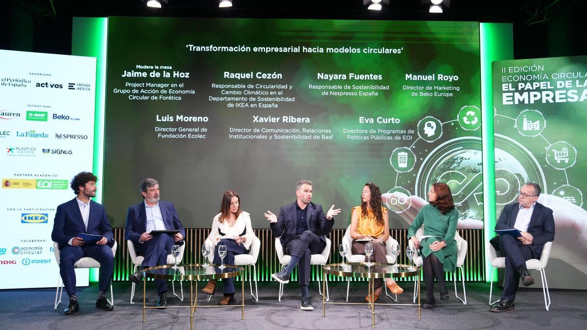 De izquierda a derecha, Jaime de la Hoz (Forética), Luis Moreno (Ecolec), Raquel Cezón (IKEA), Xavier Ribera (Basf), Nayara Fuentes (Nespresso España), Eva Curto (EOI) y Manuel Royo (Beko Europe), durante de la mesa ‘Transformación empresarial hacia modelos circulares’, celebrada en el espacio Zenit The Studio de Madrid la pasada semana.
