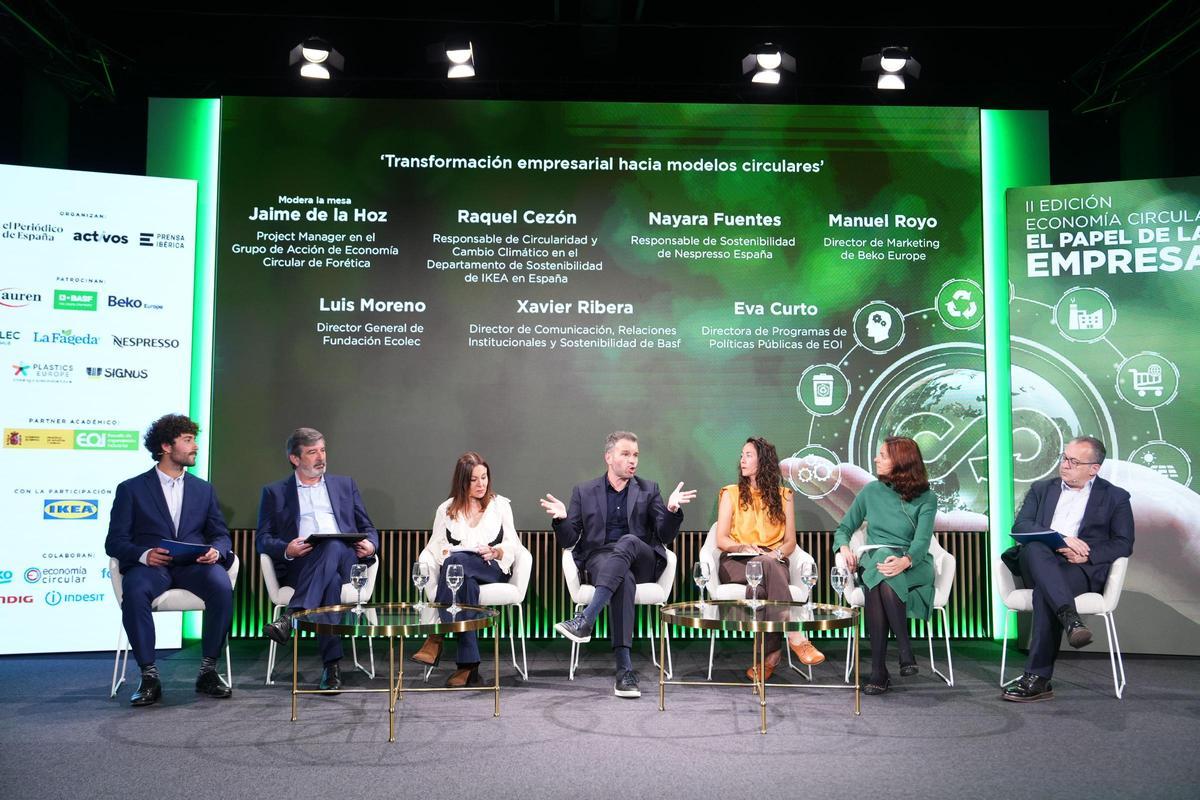 De izquierda a derecha, Jaime de la Hoz (Forética), Luis Moreno (Ecolec), Raquel Cezón (IKEA), Xavier Ribera (Basf), Nayara Fuentes (Nespresso España), Eva Curto (EOI) y Manuel Royo (Beko Europe), durante de la mesa ‘Transformación empresarial hacia modelos circulares’, celebrada en el espacio Zenit The Studio de Madrid la pasada semana.