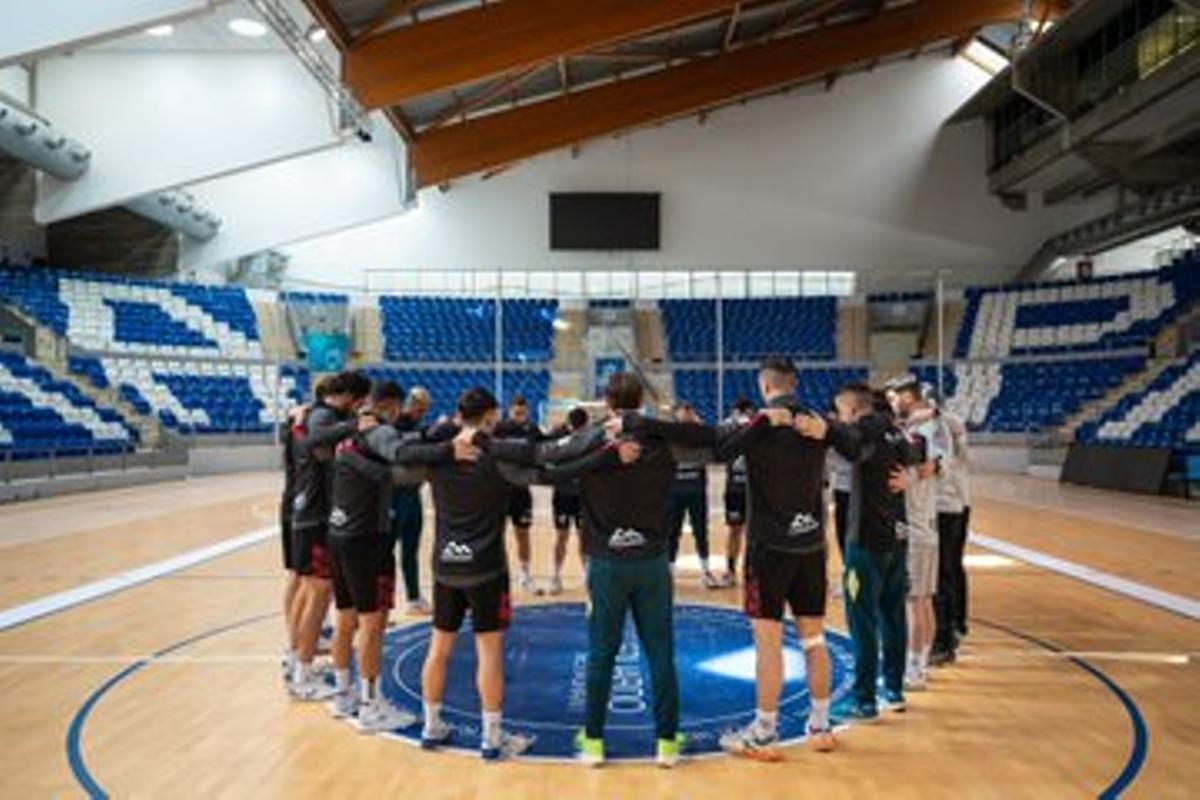 Los jugadores se abrazan durante el minuto de silencio en Son Moix.