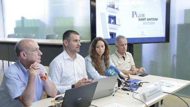El alcalde de Sant Antoni, Marcos Serra, explica los detalles del avance del Plan General de Ordenación Urbana (PGOU). | FOTOS: AYUNTAMIENTO DE SANT ANTONI