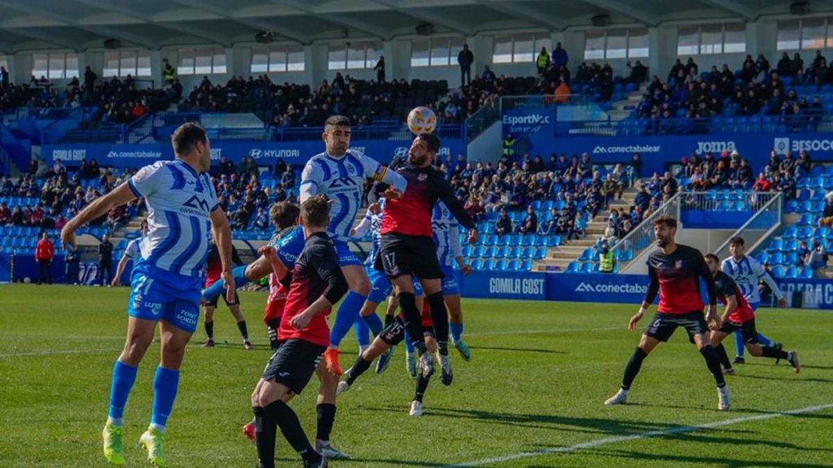 Olaortua cabecea el esférico durante un lance del partido disputado ayer en el Estadi Balear.