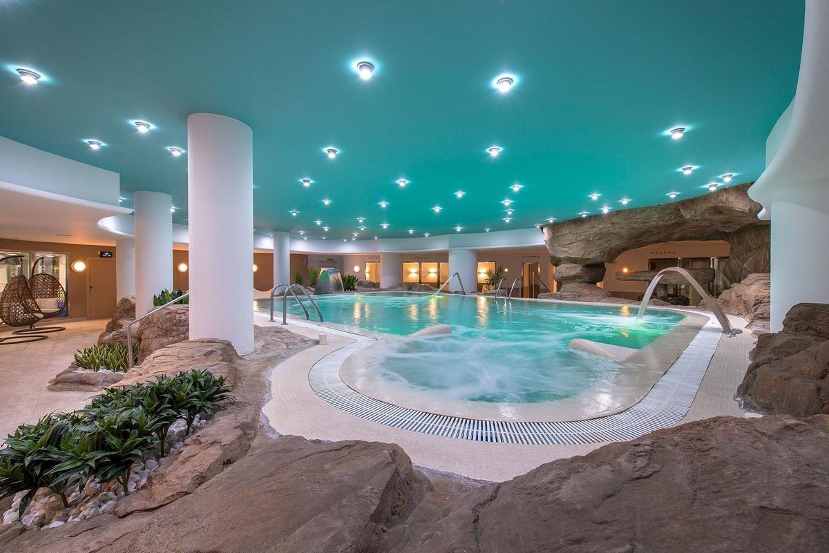 Relajarse en el Fitness Center o disfrutar del Oliva Nova Wellness Spa, opciones del resort.