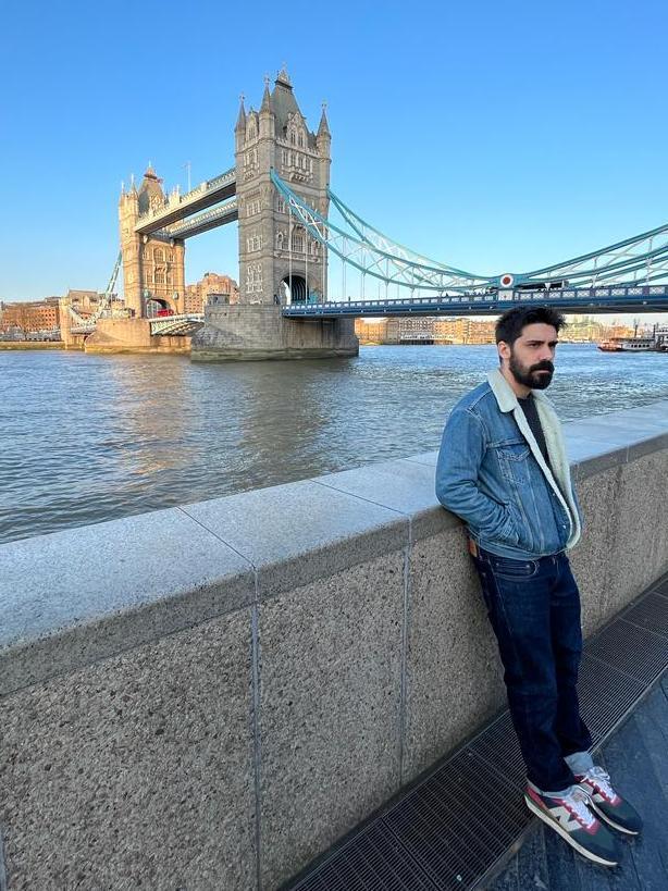 Martín reside en Londres por motivos laborales.