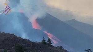 L’ensorrament parcial del con del volcà de La Palma expulsa una gran font de lava