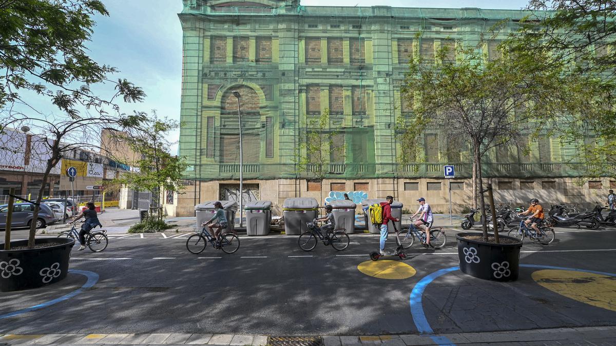 La fachada del edificio de la Ciutat Groga, antigua cochera de autobuses y futura Casa de les Lletres, en la supermanzana del Poblenou, en Barcelona.