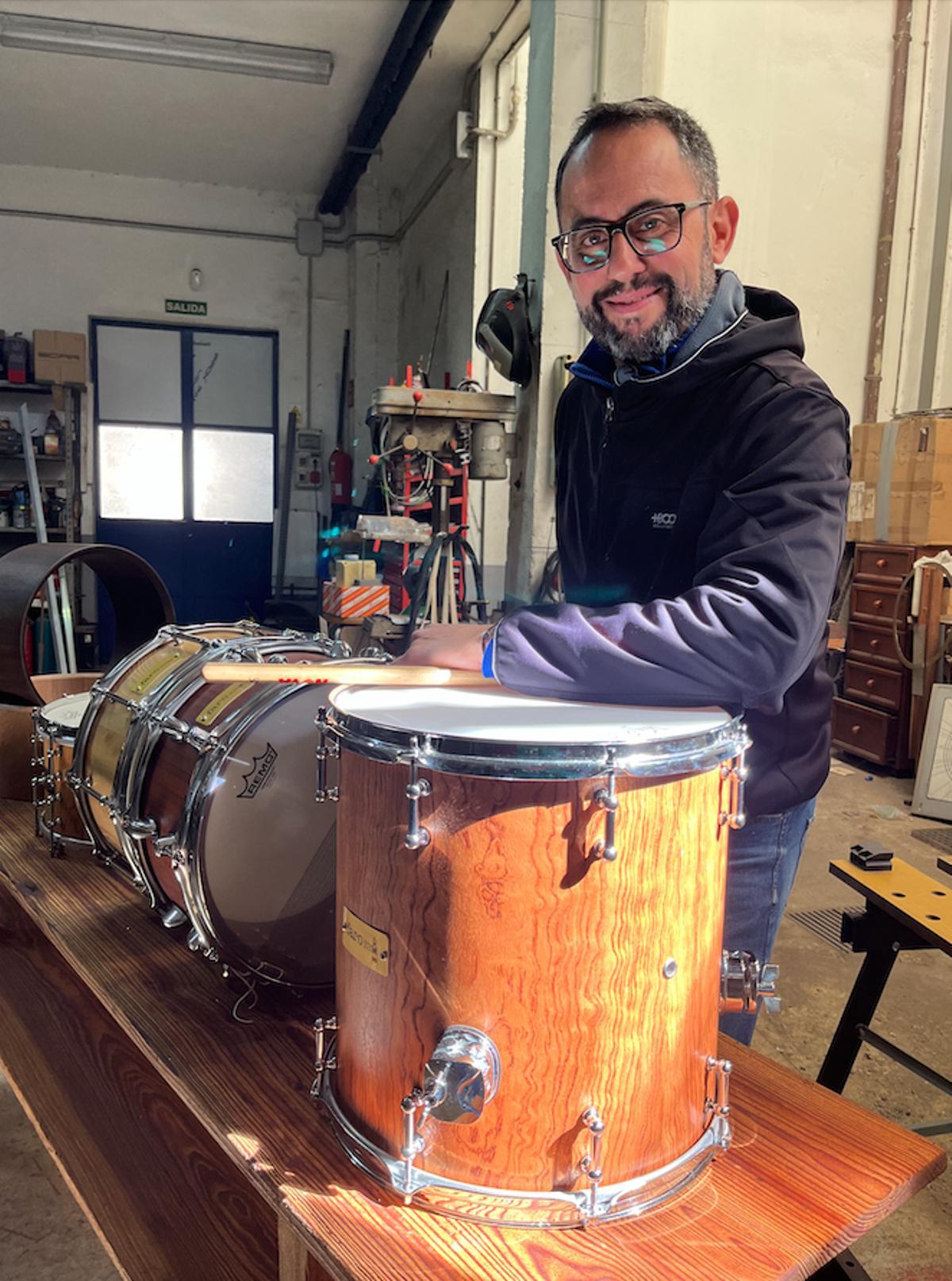 El músico y fabricante artesanal de cajas de madera, Simón Sierra Cañas