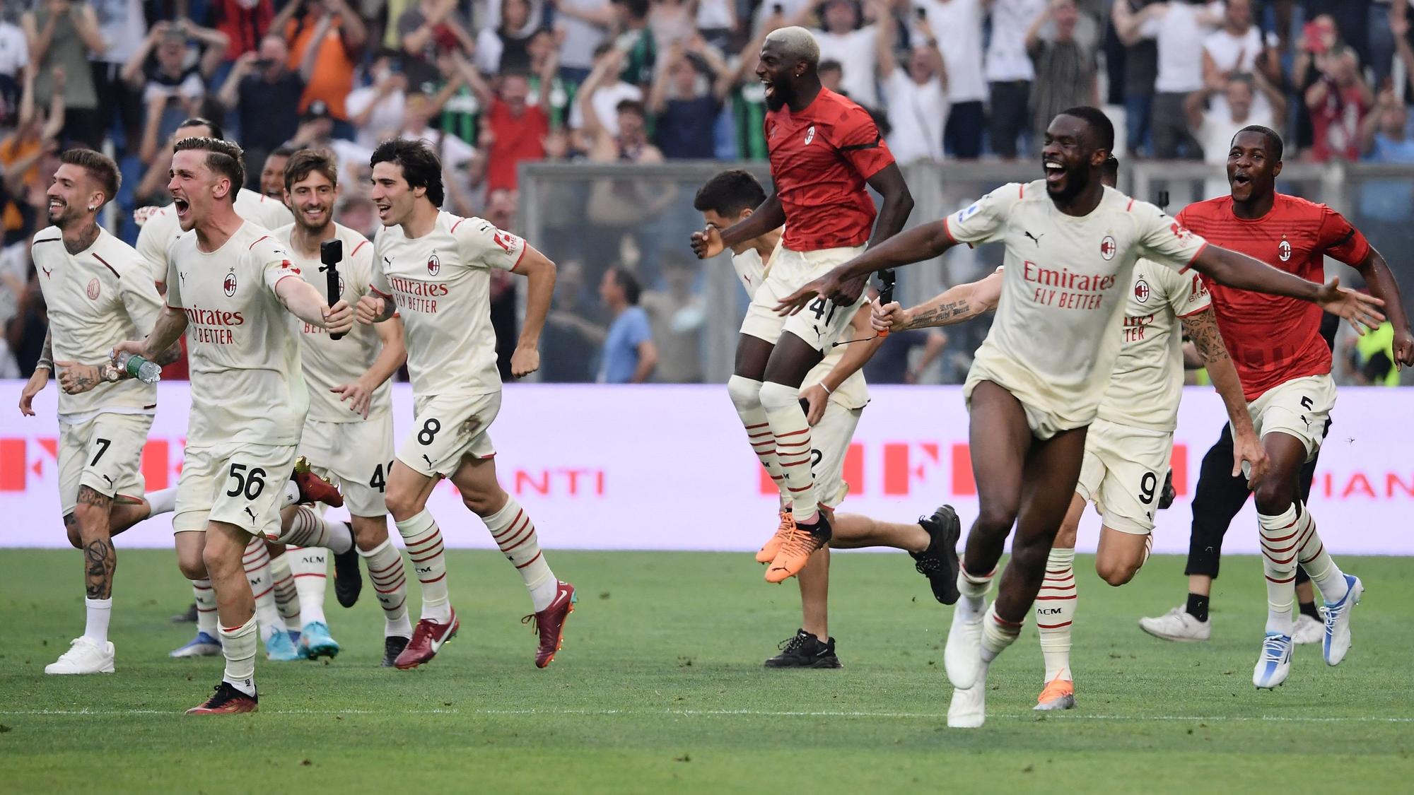 Los jugadores del Milan corren eufóricos tras el pitido final que les convertía en campeones al vencer al Sassuolo (0-3).