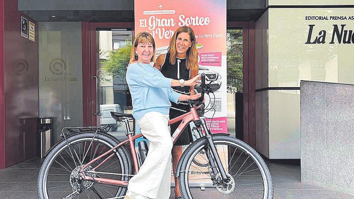 Marisa Peláez Martínez posó justo a la directora comercial de LA NUEVA ESPAÑA, Luisa López, y su nueva bicicleta