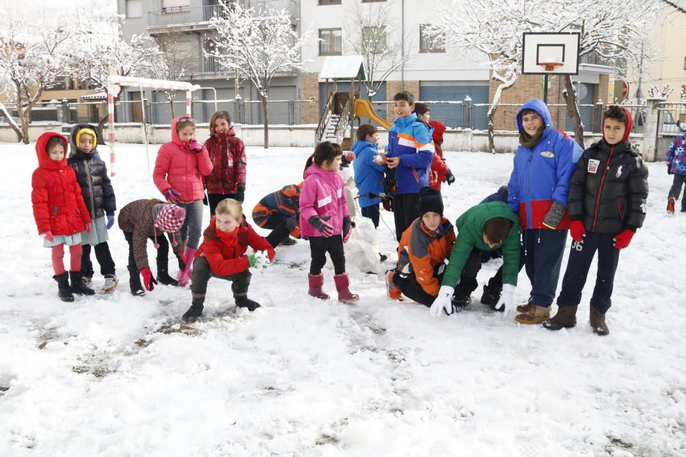 Alumnes del CEIP Pirineu de Campdevànol jugant al pati