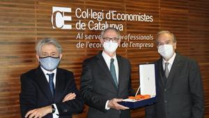 De izquiwerda a derecha, Pich, Costas y el decano del Col.legi d’Economistes de Catalunya, Anton Gasol.