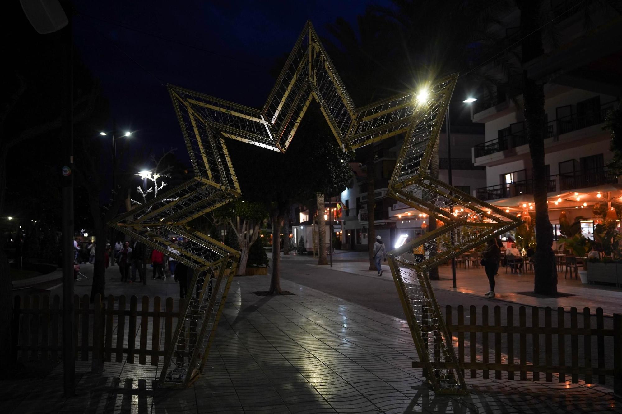 El viento derriba un árbol de navidad en el puerto de Ibiza y provoca una herida leve