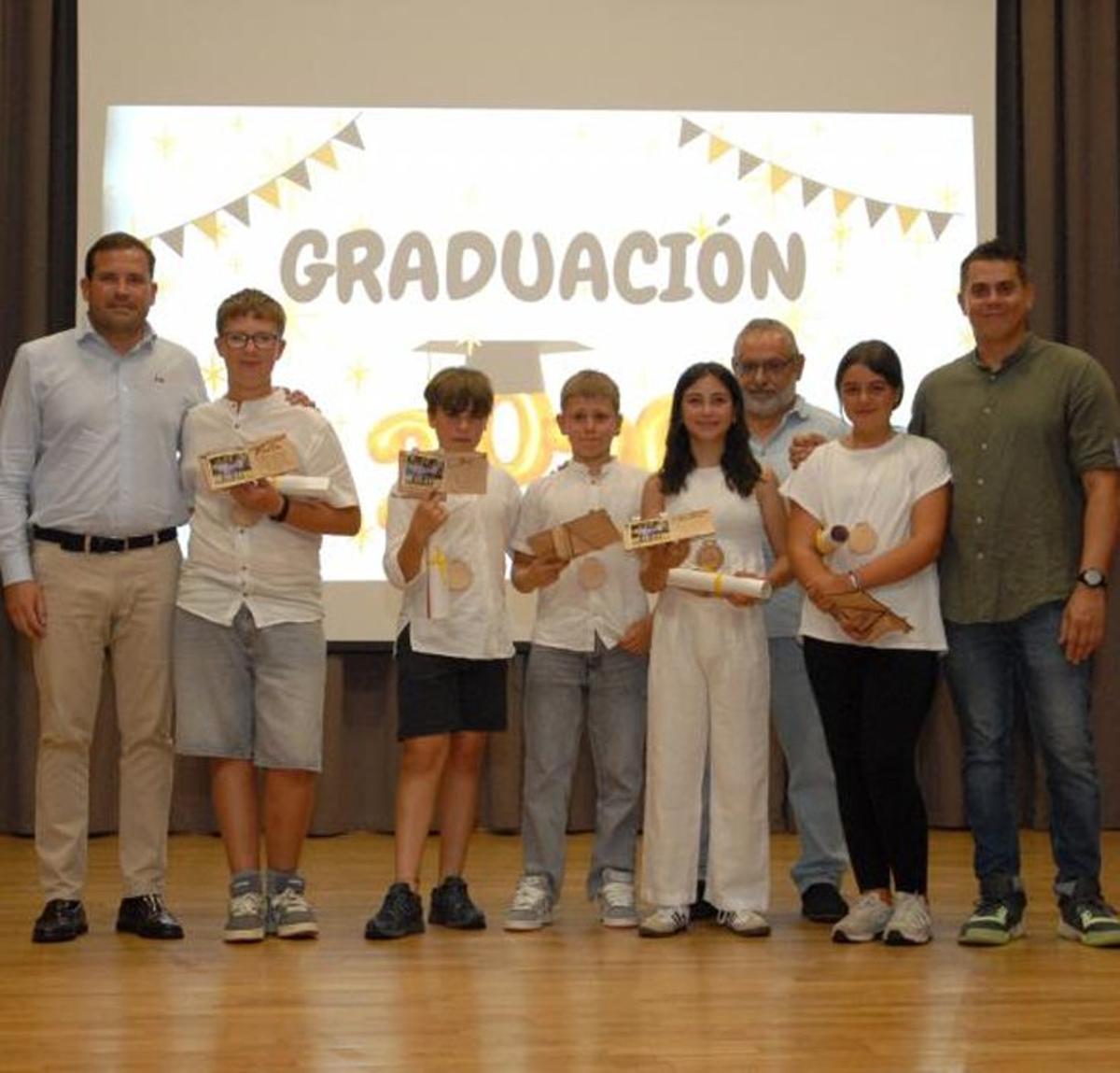 Jorge Cubela, con los alumnos de primaria. | BERNABÉ/JAVIER LALÍN