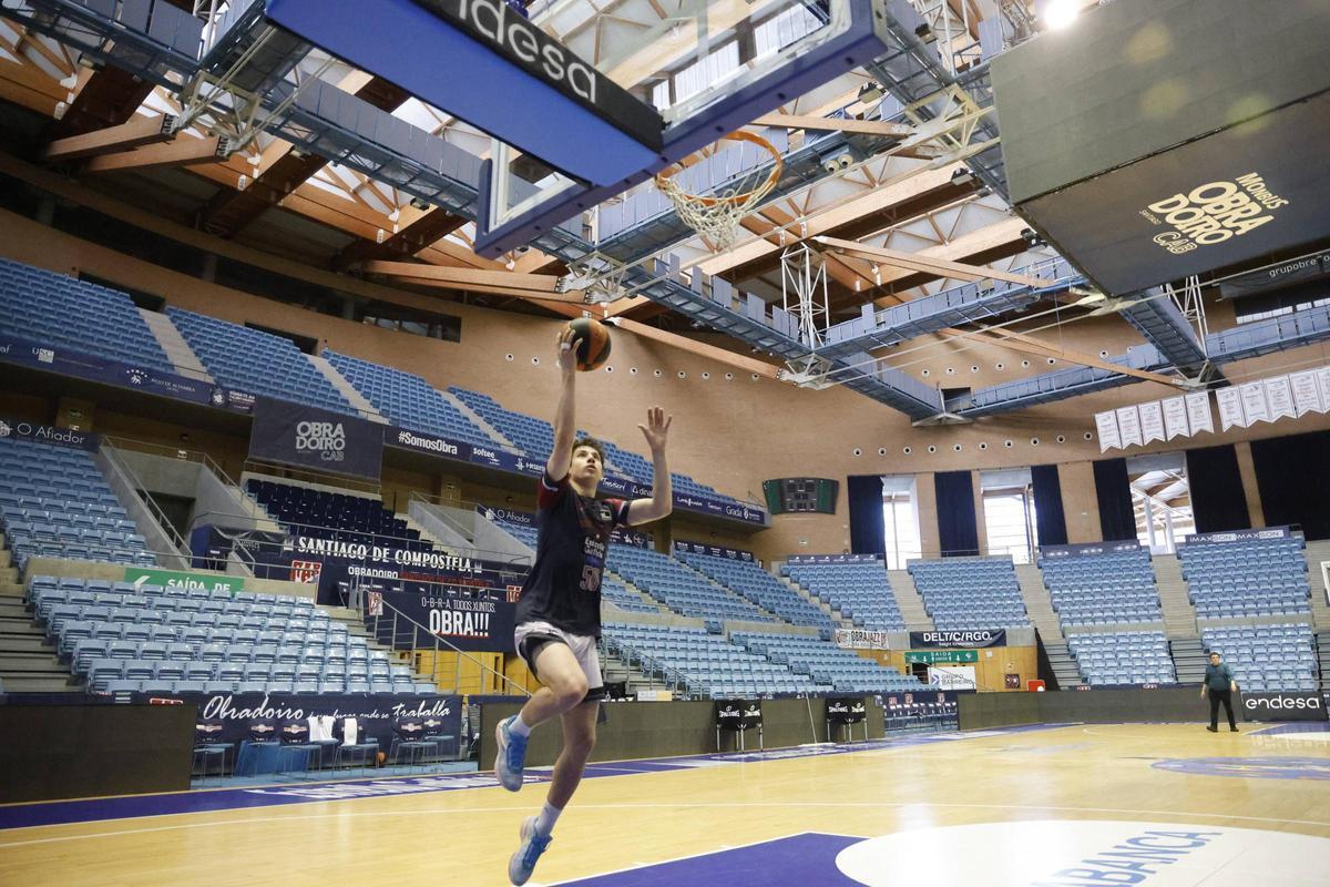 Sasha Kovliar realiza una bandeja tras un entrenamiento del Obradoiro