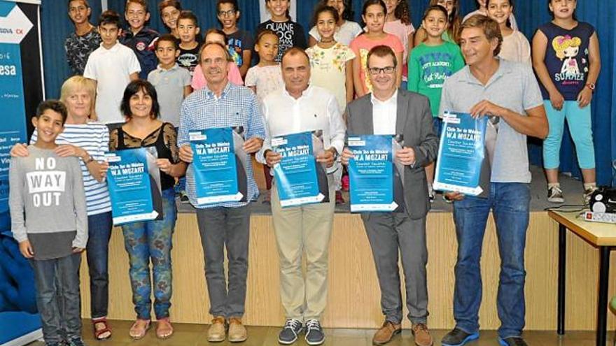 Els organitzadors i infants de la Coral Infantil Escodines, ahir